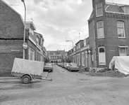 882147 Gezicht in de Frederikastraat te Utrecht, met op de voorgrond de Obrechtstraat en op de achtergrond de Goedestraat.